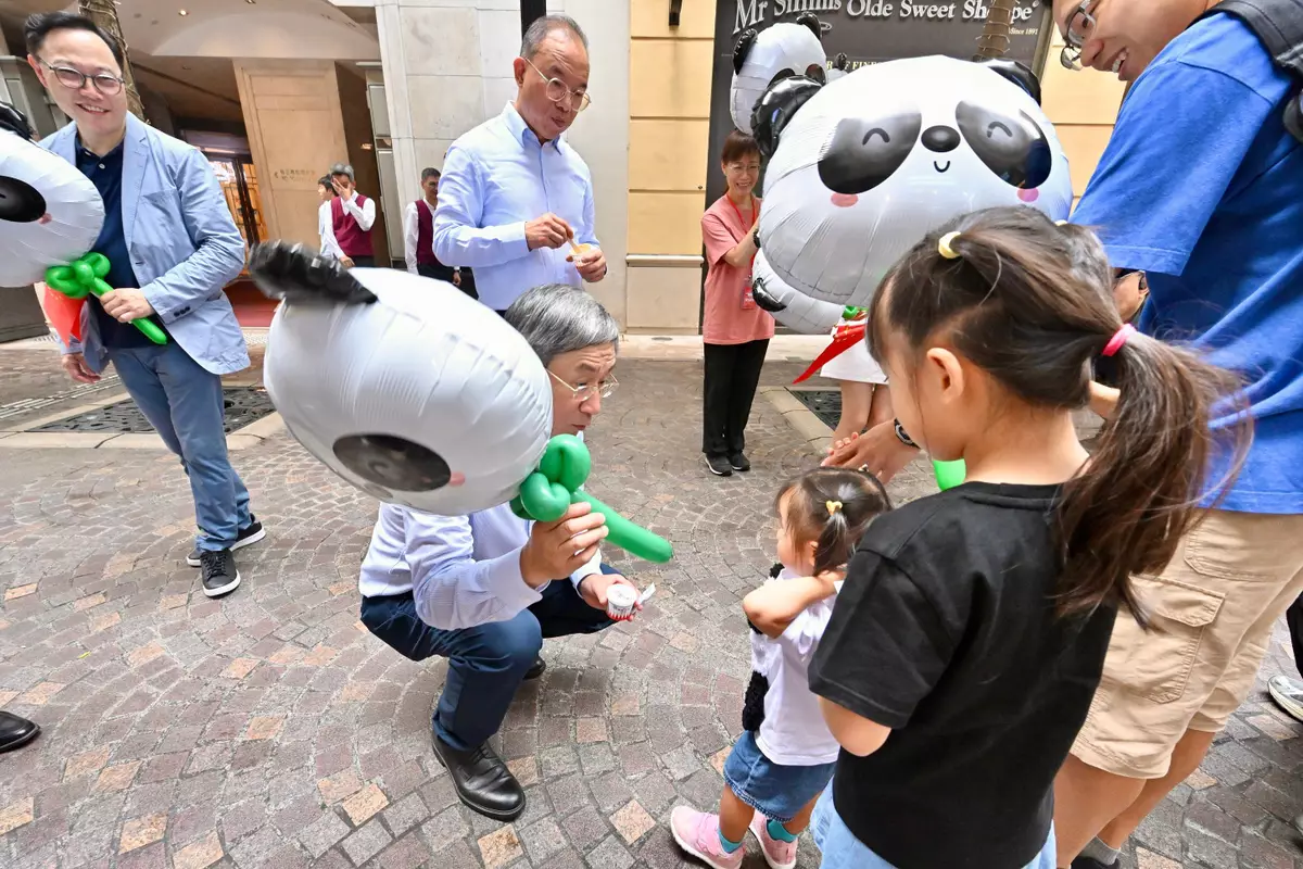 官員灣仔飲茶慶回歸
