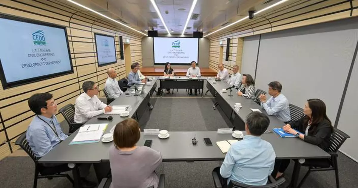 Secretary Yeung Visits CEDD to Discuss Technological Innovations and Landslip Prevention Efforts