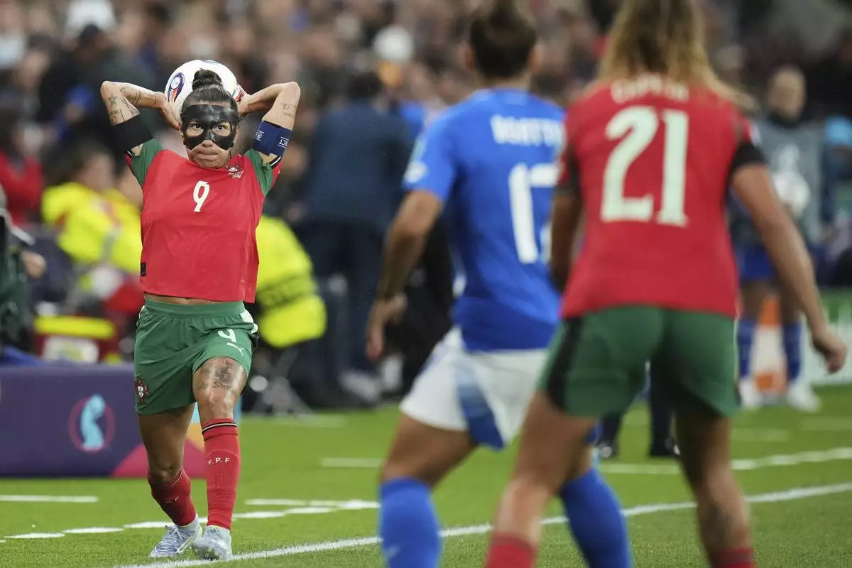 Portugal's Ana Borges throws the ball during the Euro 2025, group B, soccer match between Portugal and Italy at Stade de Geneve in Geneva, Switzerland, Monday, July 7, 2025. (AP Photo/Alessandra Tarantino)