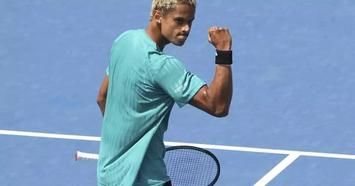 Towering Canadian Gabriel Diallo reaches 3rd round in Toronto