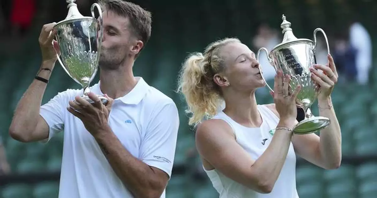 Katerina Siniakova and Sem Verbeek win Wimbledon mixed-doubles title