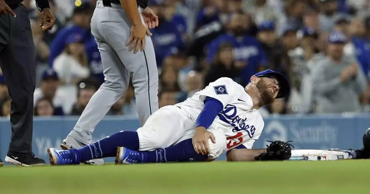 Dodgers' Muncy on injured list with knee bruise after collision with White Sox's Taylor