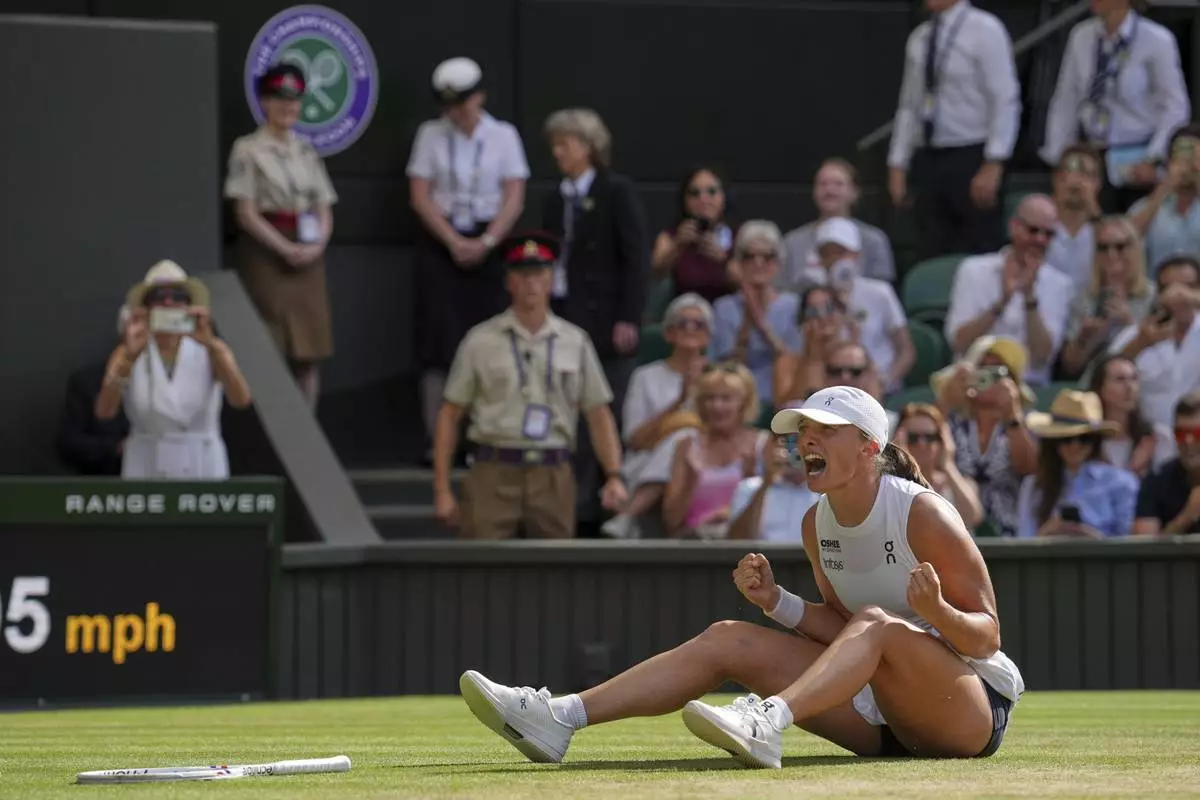 Poland's Iga Swiatek celebrates after beating Amanda Anisimova of the U.S. to win the women's singles final at the Wimbledon Tennis Championships in London, Saturday, July 12, 2025. (AP Photo/Kin Cheung)