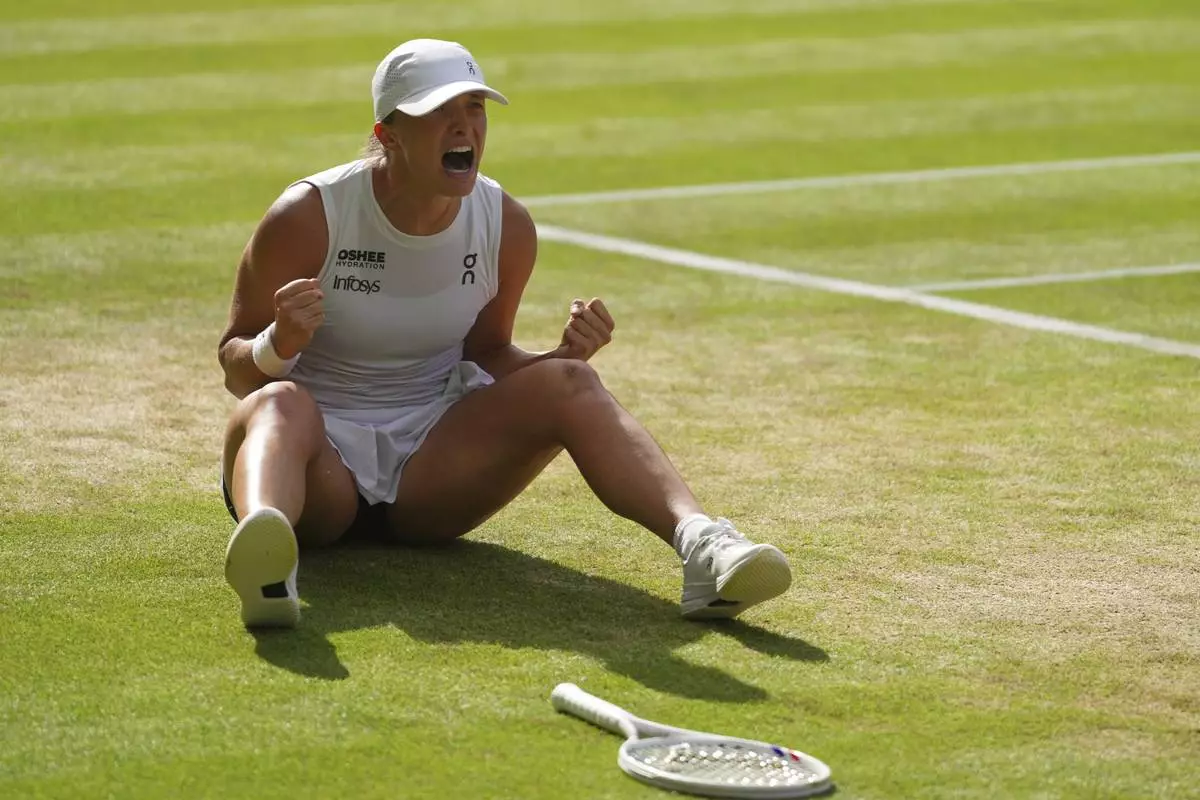 Iga Swiatek of Poland celebrates winning the women's singles final match against Amanda Anisimova of the U.S. at the Wimbledon Tennis Championships in London, Saturday, July 12, 2025.(AP Photo/Kirsty Wigglesworth)