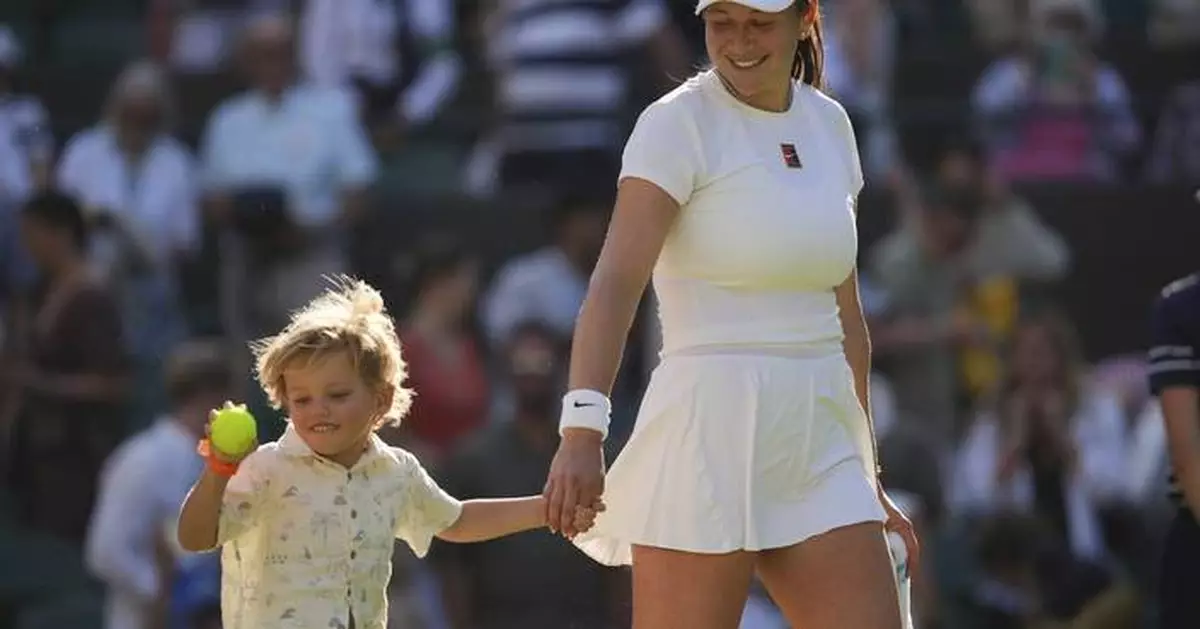 Amanda Anisimova celebrates with her nephew, Jackson, after reaching the Wimbledon semifinals