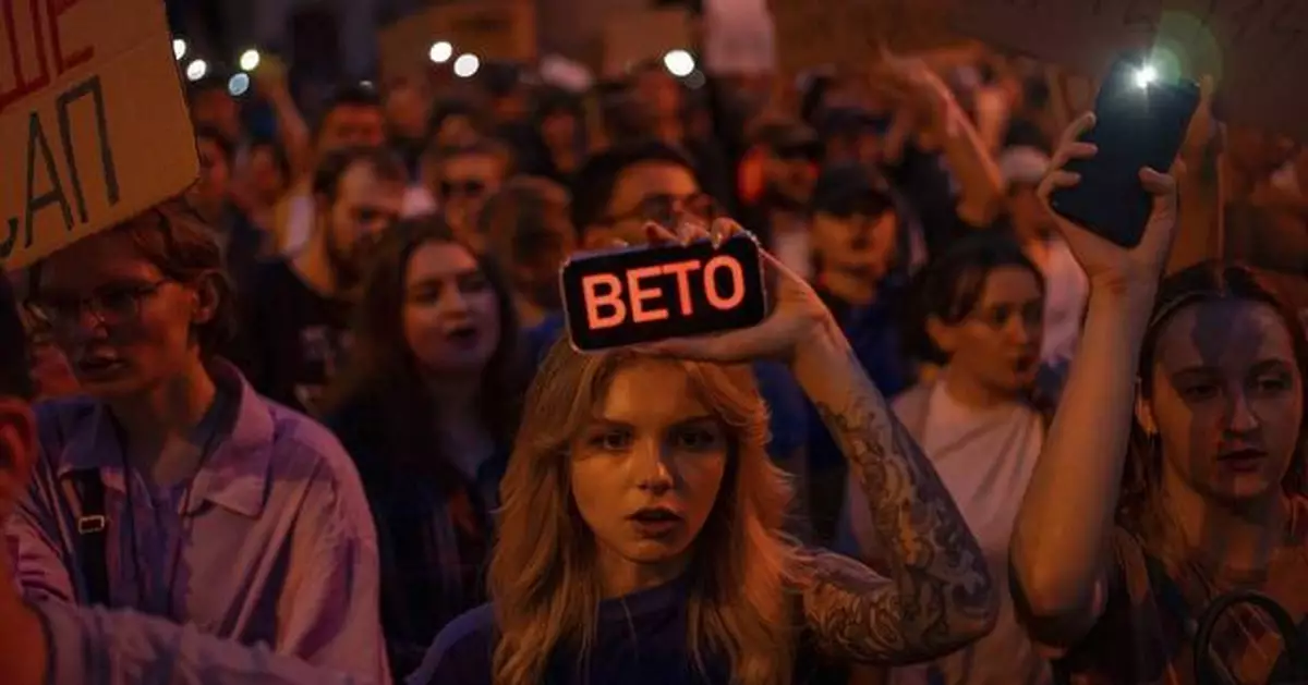 Zelenskyy faces backlash as Ukrainians protest new anti-corruption law