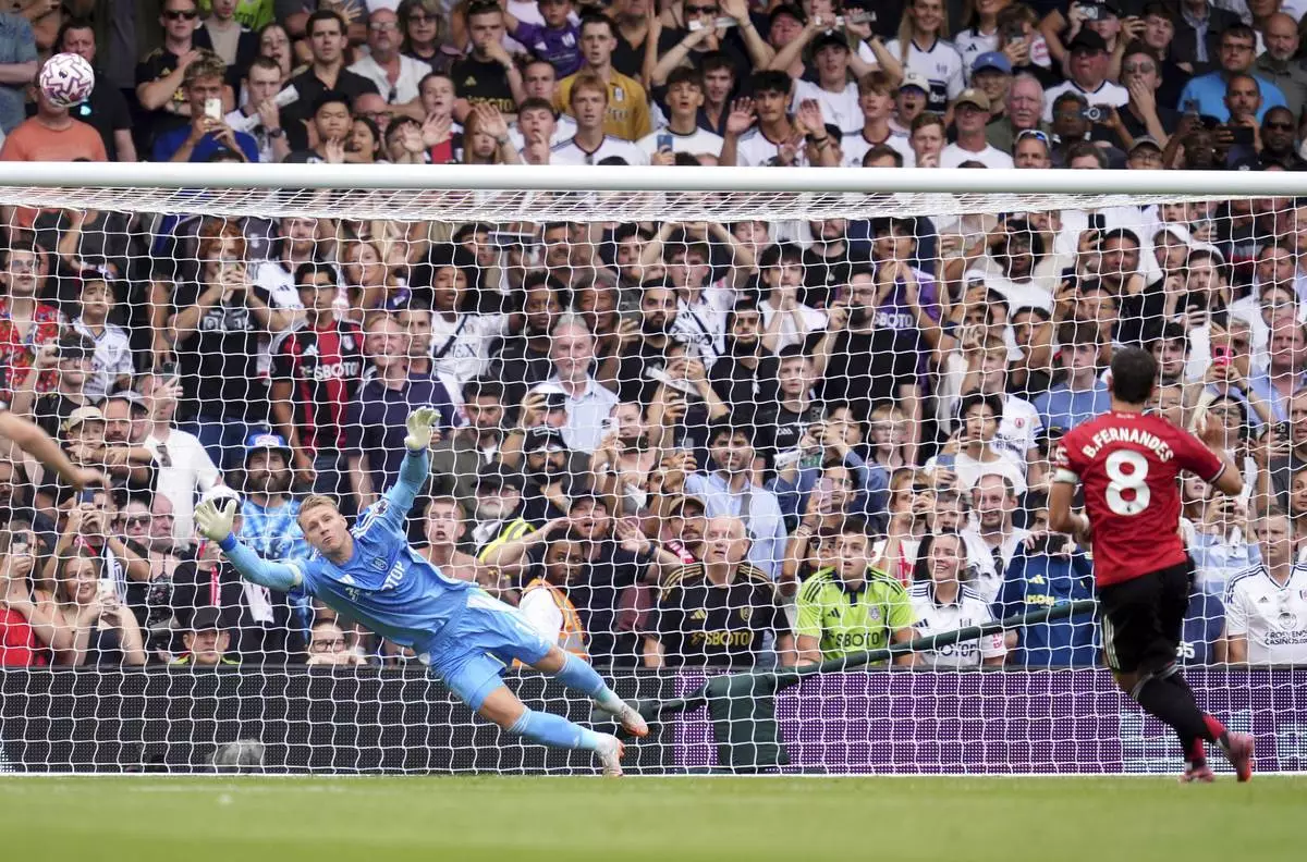 Bruno Fernandes stumbles into the referee and misses a penalty for Man United