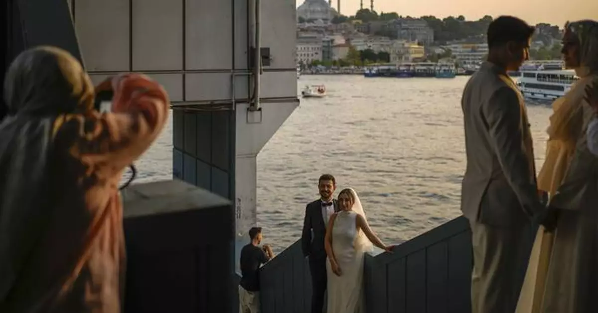 Capturing romance in sunset photo shoots on Istanbul’s Golden Horn