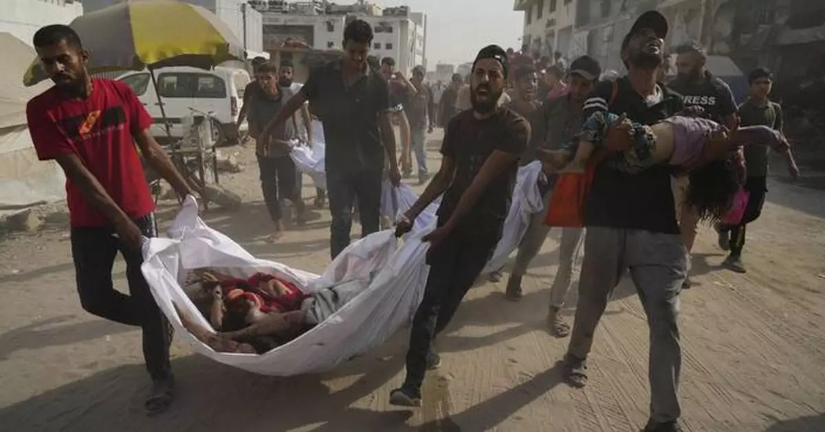 Israeli strikes kill journalists and aid-seekers as Australia backs Palestinian statehood