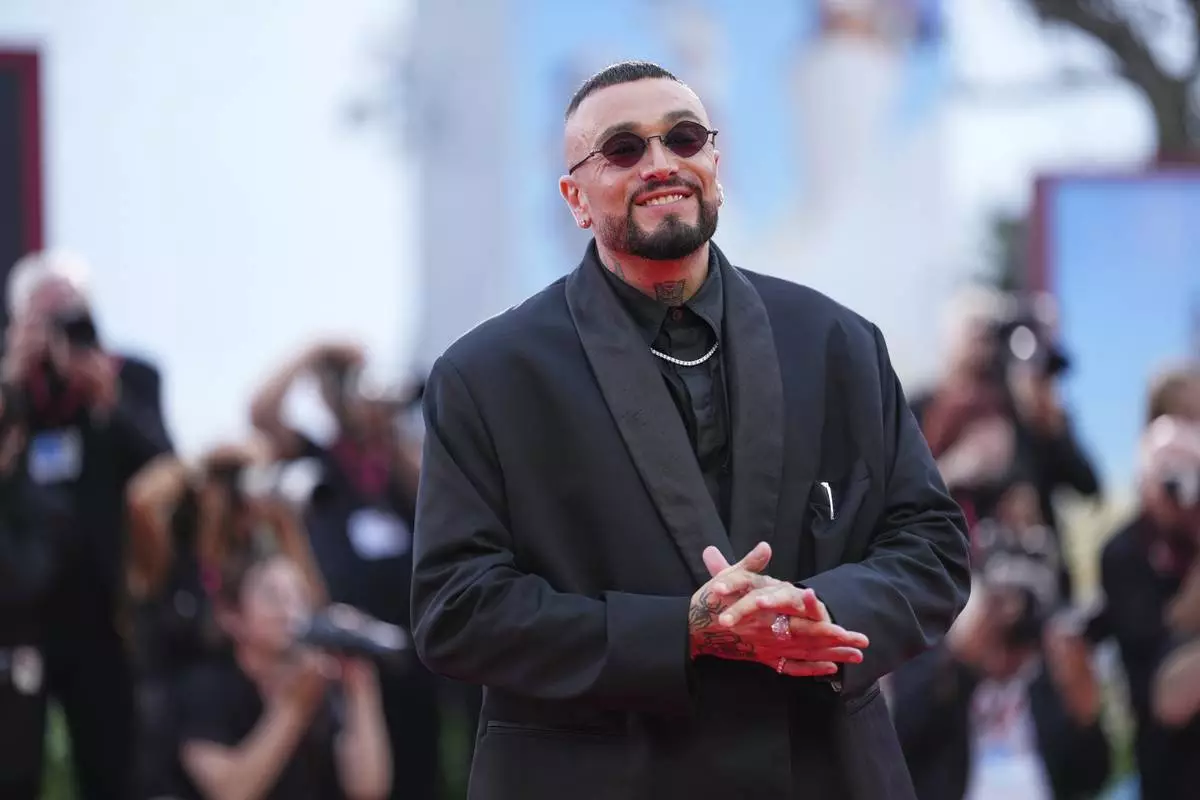 Gue poses for photographers on the red carpet for the opening ceremony and the premiere of the film 'La Grazia' during the 82nd edition of the Venice Film Festival in Venice, Italy, on Wednesday, Aug. 27, 2025. (Photo by Scott A Garfitt/Invision/AP)