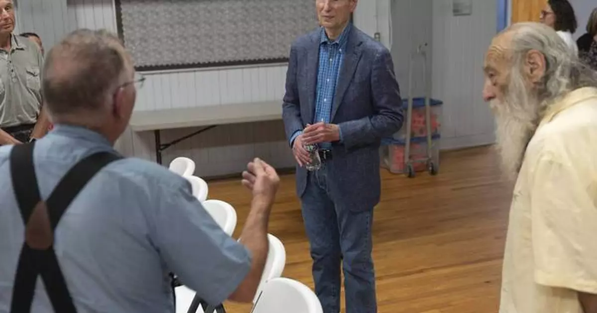 Some Democrats want new leadership. Oregon Sen. Ron Wyden says he has what it takes to resist Trump