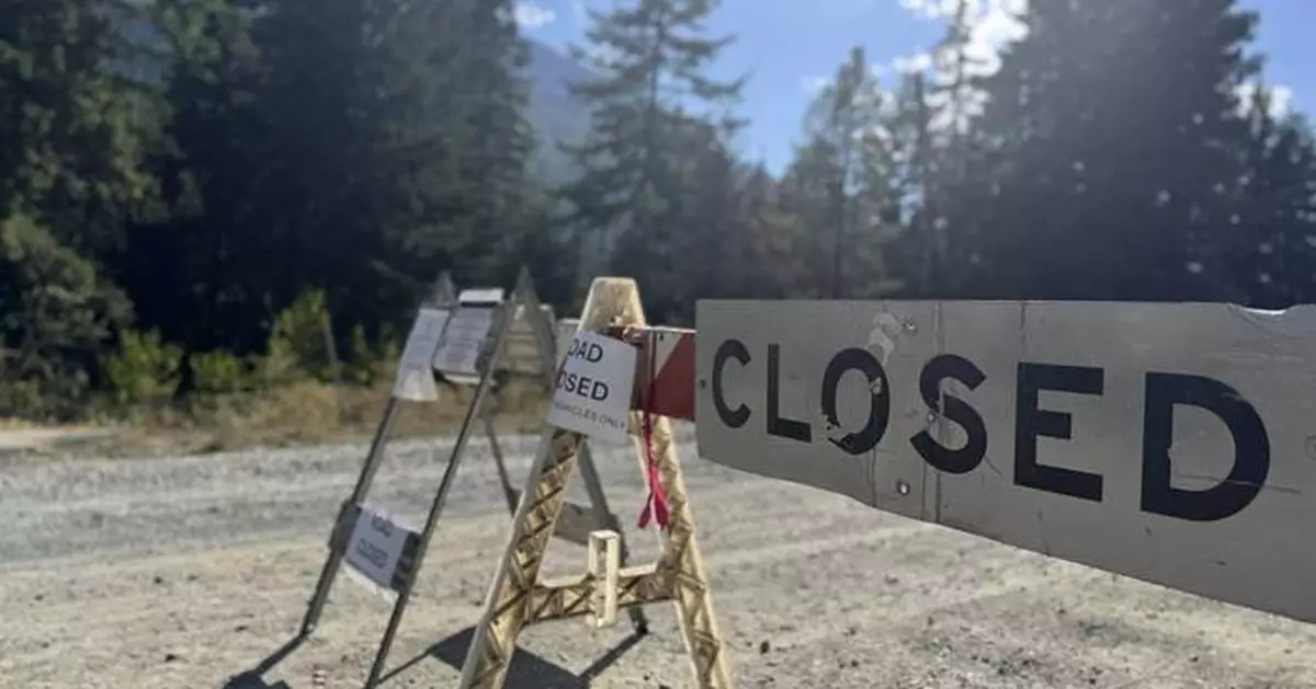 FBI bushwhacks in Washington forest for traces of Travis Decker, wanted in deaths of 3 daughters