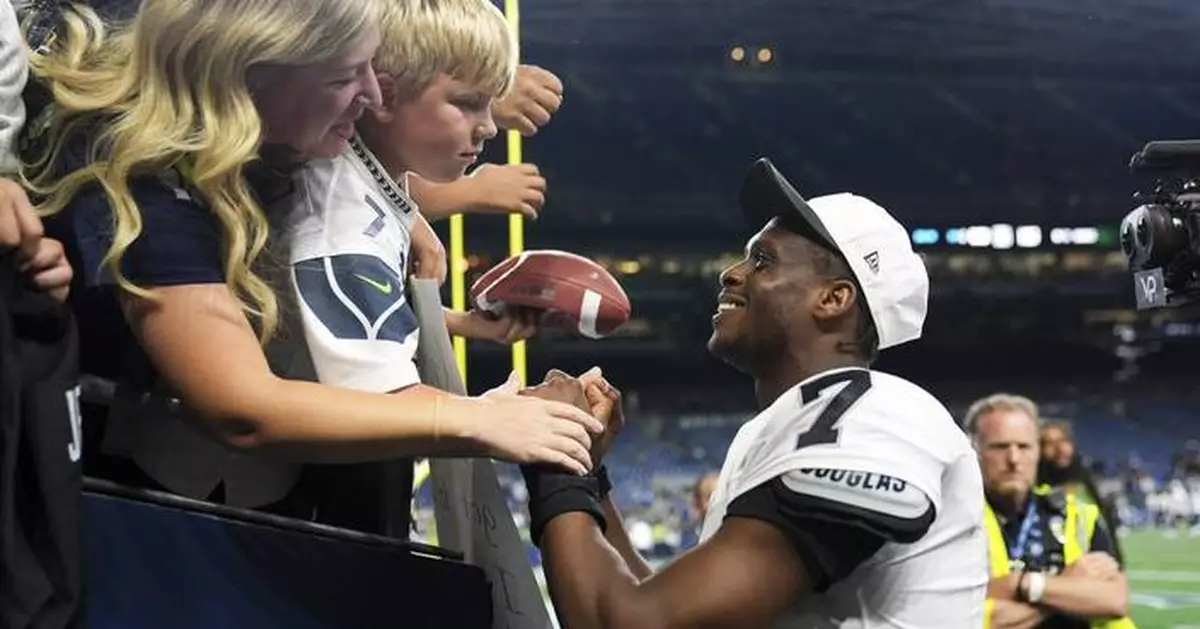 Raiders' Smith and Crosby make obscene gestures toward Seahawks fans