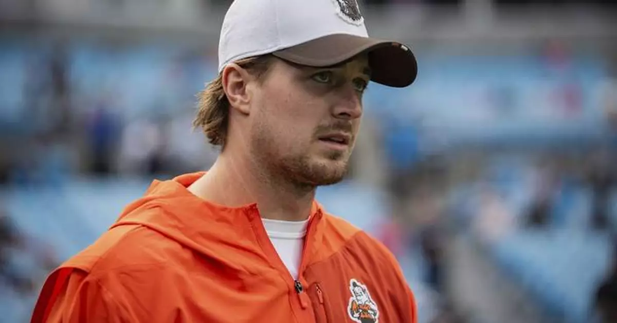 Browns trade QB Kenny Pickett to the Raiders, where he'll back up Geno Smith