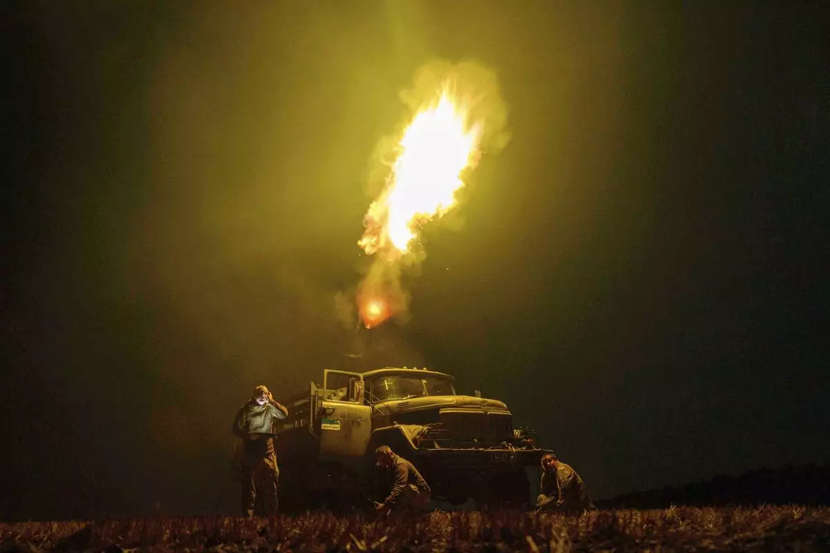 Soldados ucranianos de la unidad de defensa aérea de la 59ª Brigada Fire en los drones de huelga rusos en la región de Dnipropetrovsk, Ucrania, domingo 10 de agosto de 2025. (AP Photo/Evgeniy Maloletka)