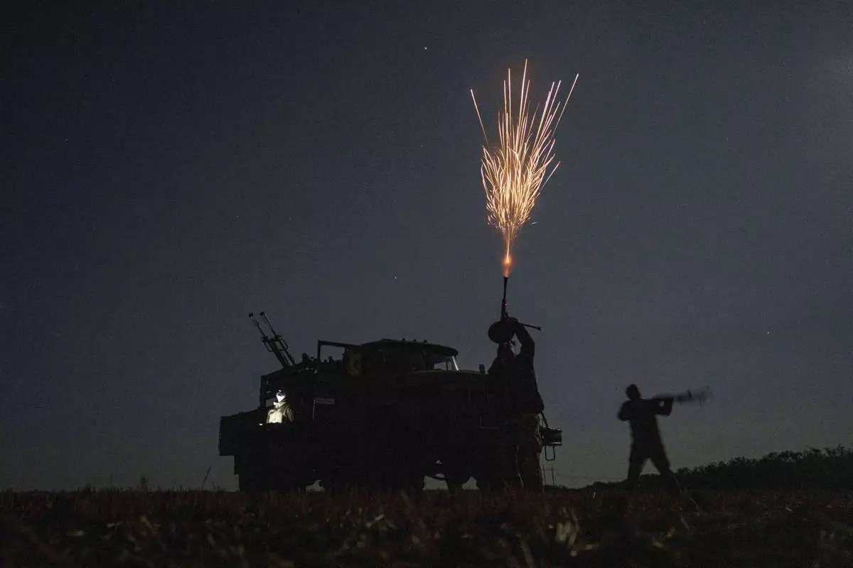 Soldados ucranianos de la unidad de defensa aérea de la 59ª Brigada Fire en los drones de huelga rusos en la región de Dnipropetrovsk, Ucrania, domingo 10 de agosto de 2025. (AP Photo/Evgeniy Maloletka)