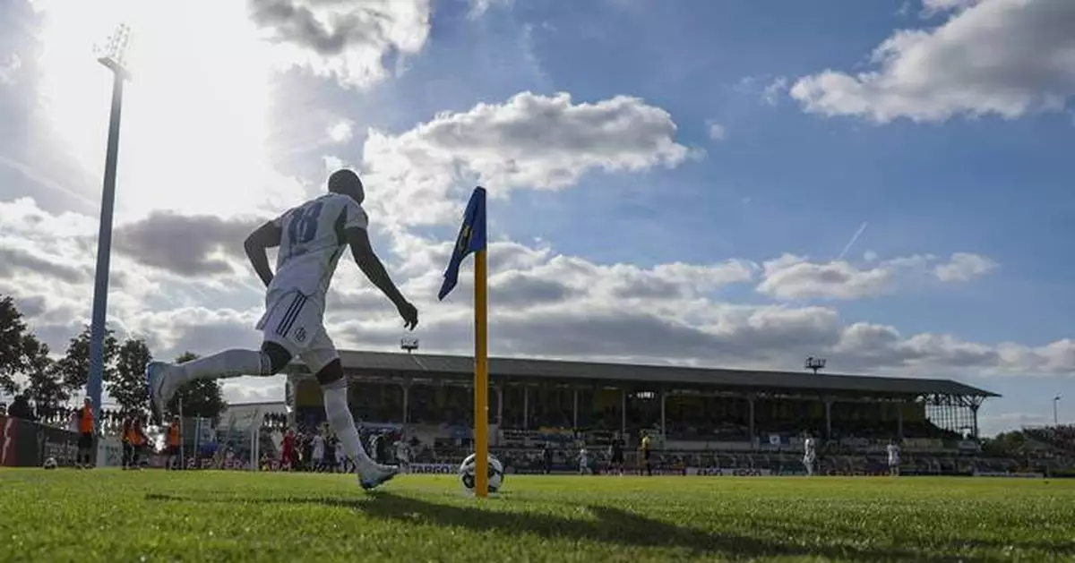 Lokomotive fans whistle Schalke’s Antwi-Adjei after his complaint of racist abuse in German Cup game