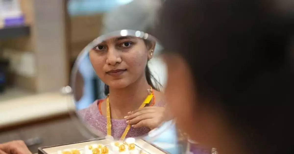 Global trade in photos as Trump's tariffs go into effect