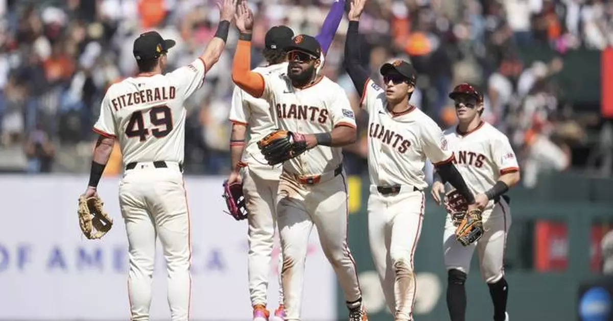 Giants' Jung Hoo Lee makes catch off glove, thigh and calf before pinning baseball between knees