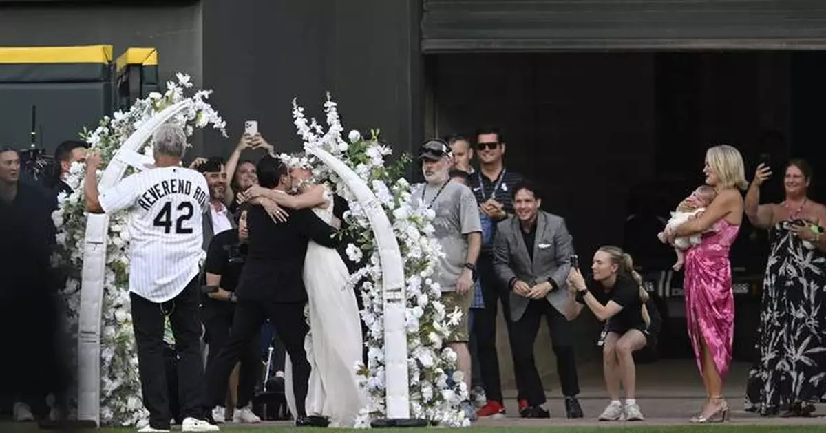 White Sox celebrate showman Bill Veeck with wedding, 50-foot hot dog, petting zoo at ballgame