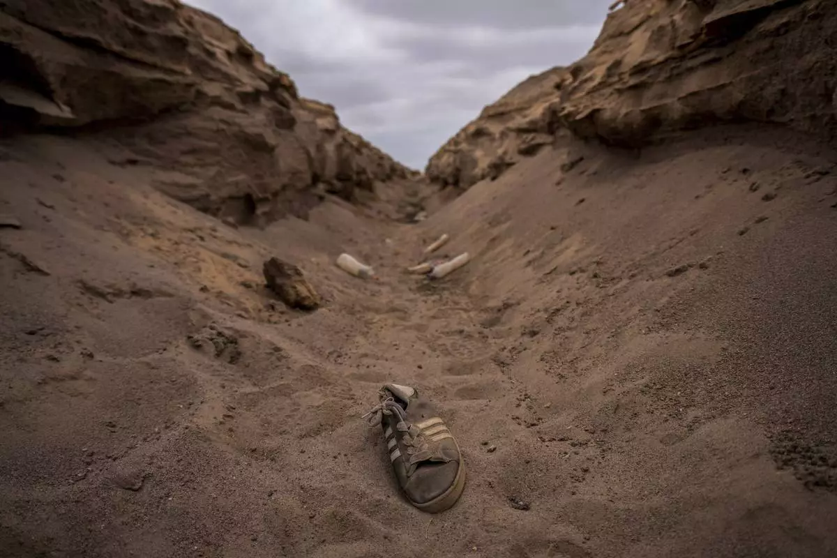 A shoe lies in a ditch along a route used by migrants near the border crossing into Peru, in Arica, Chile, June 10, 2025.(AP Photo/Esteban Felix)