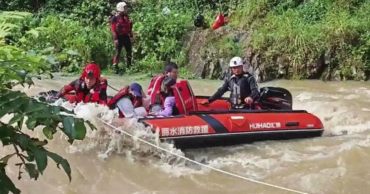 Rescuers evacuate tourists stranded by flood in east China's Zhejiang