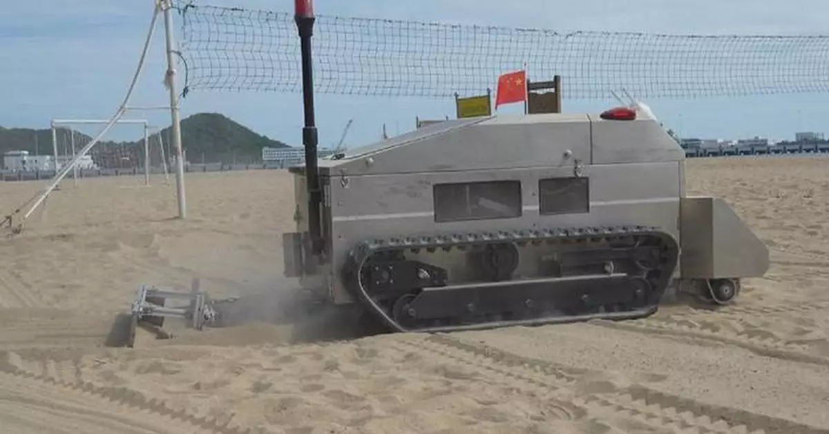 Robot helps sanitation workers keep Hainan beaches clean
