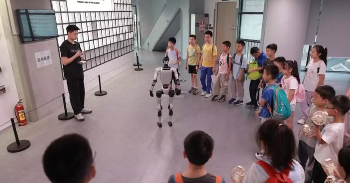 Robots enrich children's summer holiday in Shenzhen