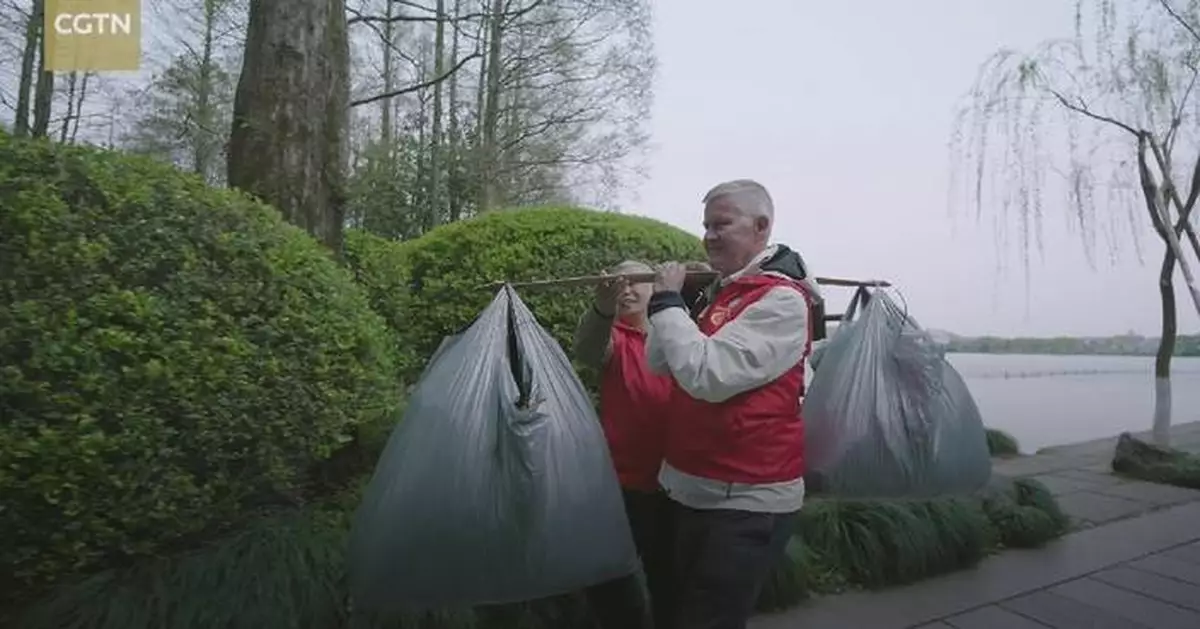 Volunteer devotes decade to cleaning West Lake of east China's Hangzhou