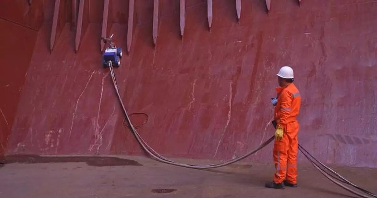 China-developed cabin-cleaning robot revolutionizes ship maintenance