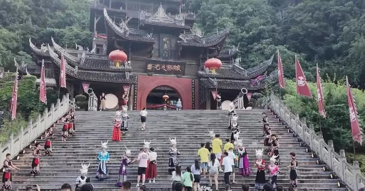 High-speed rail boosts tourism in Chongqing's ethnic minority county