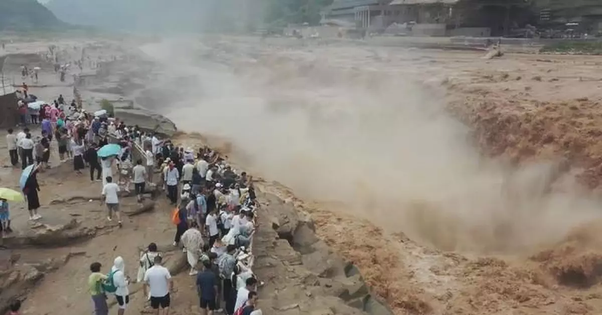 Tourists enjoy magnificent view of Hukou Waterfall