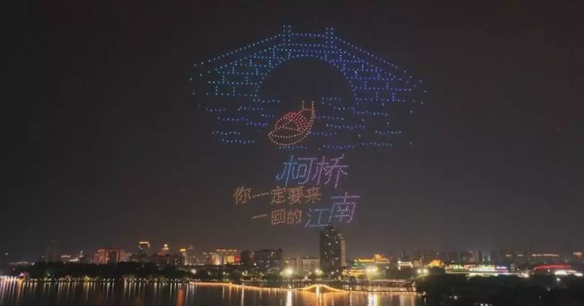 Zhejiang’s water town puts up summer night light show