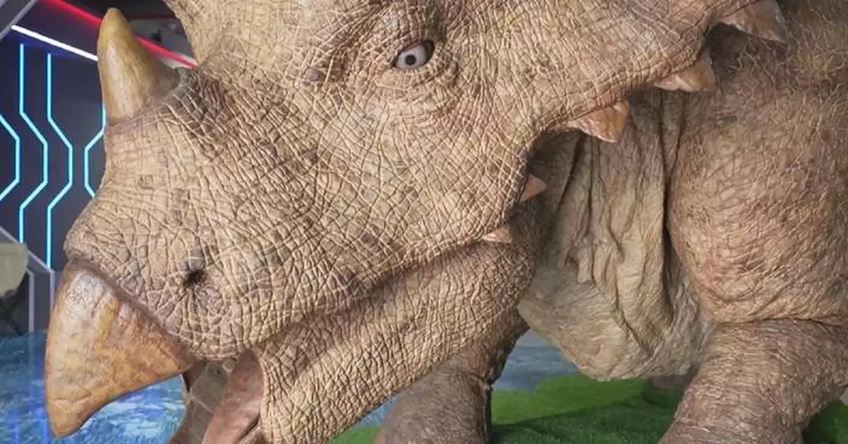 Suzhou exhibition displays dinosaur models in living scenario