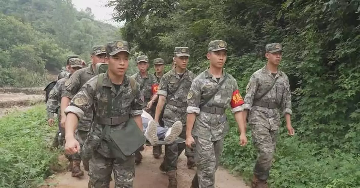 Soldiers, armed police going all out in flood relief operations