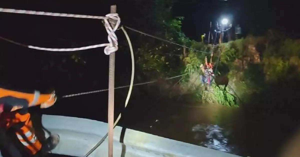 Firefighters rescue flood-trapped people in Gansu, Yunnan provinces