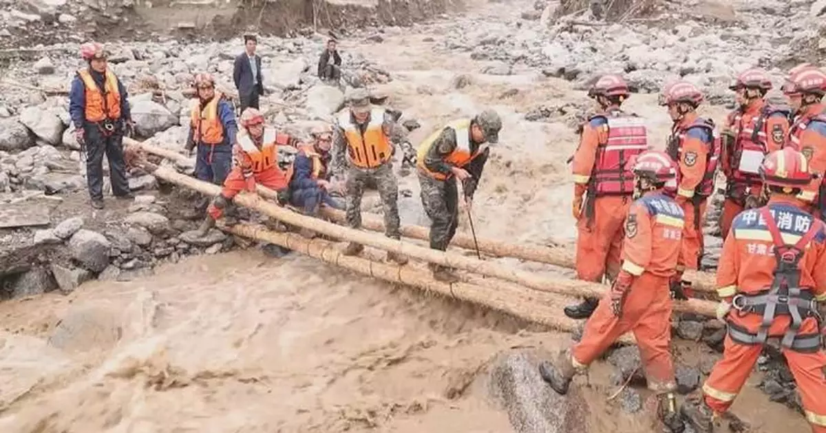 Armed police going all out in relief operations in flood-hit Gansu