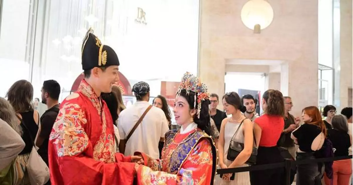 French Couples Queue for Chinese Qixi Festival, Darry Ring Becomes France’s “Second Town Hall”
