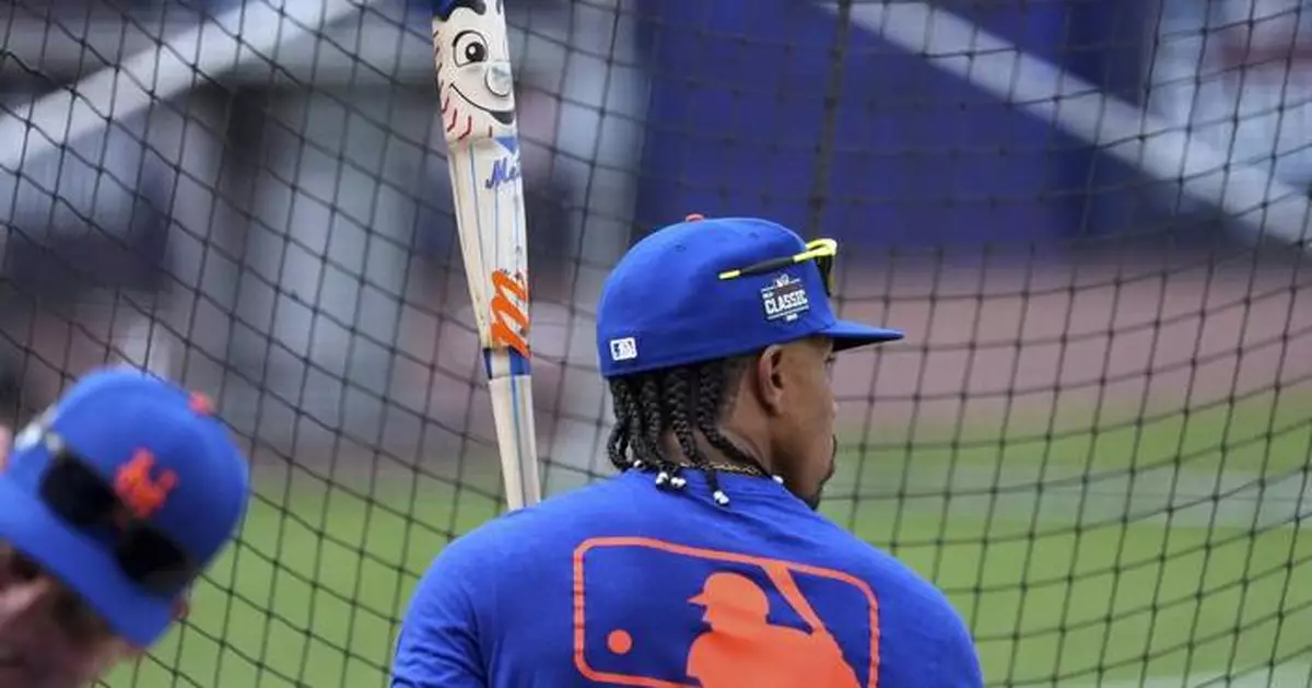 Kids again! Mets, Mariners cardboard race, pin trade, talk baseball with Little Leaguers