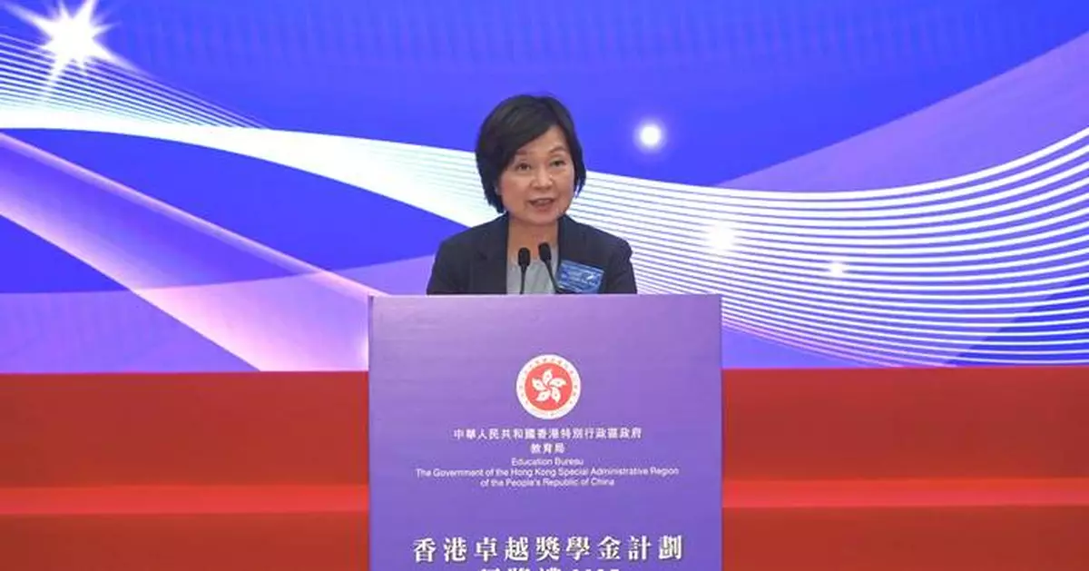 Dr. Choi Yuk-lin Honors 61 Students at 2025 Hong Kong Scholarship for Excellence Ceremony.