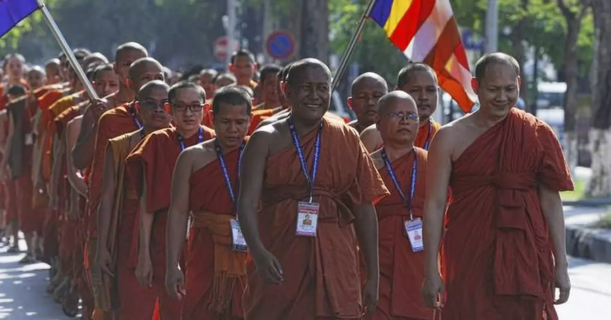 Hundreds of Buddhist monks in Cambodia gather to praise ceasefire with Thailand and mourn the dead