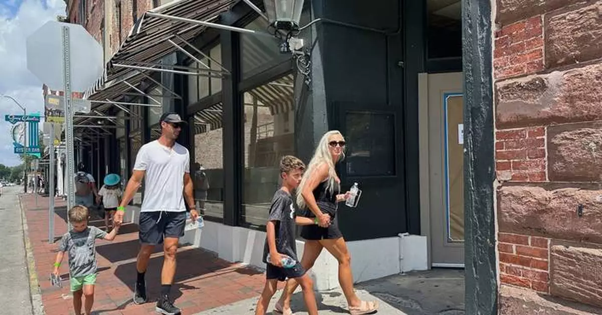 Paula Deen has abruptly closed the Savannah restaurant that launched her to Food Network fame