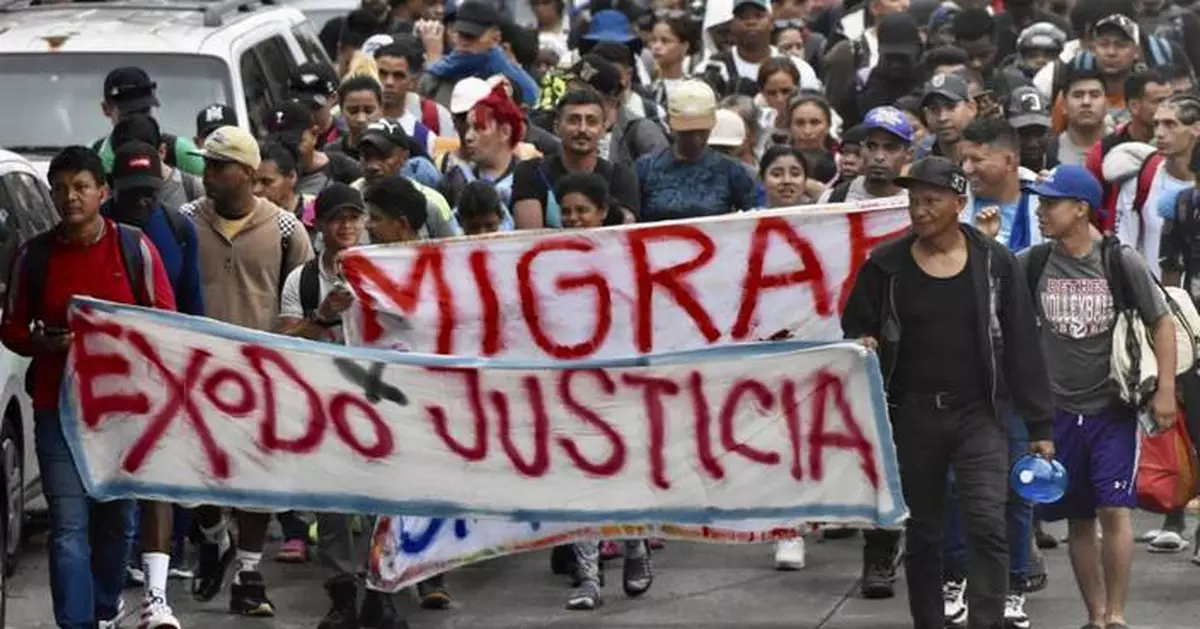 About 300 migrants start walk north from southern Mexico. Their goal is not the US border