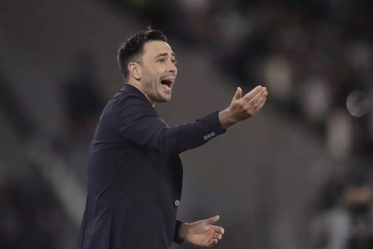Coach Davide Ancelotti of Brazil's Botafogo directs his players during a Copa Libertadores round of sixteen first leg soccer match against Ecuador's Liga Deportiva Universitaria at Nilton Santos stadium in Rio de Janeiro, Thursday, Aug. 14, 2025. (AP Photo/Bruna Prado)