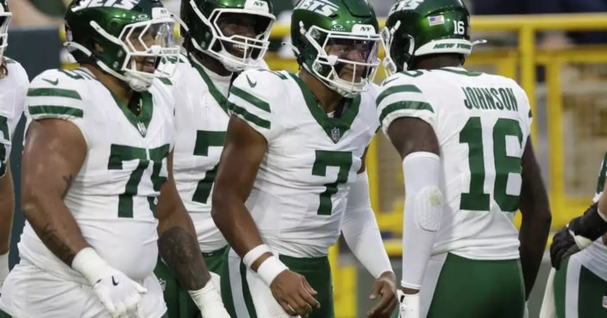 Fields scores in his lone series as Jets open 1st preseason under Glenn by beating Packers 30-10