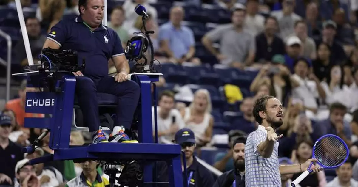Medvedev taunts booing crowd, rips chair ump during wild US Open meltdown