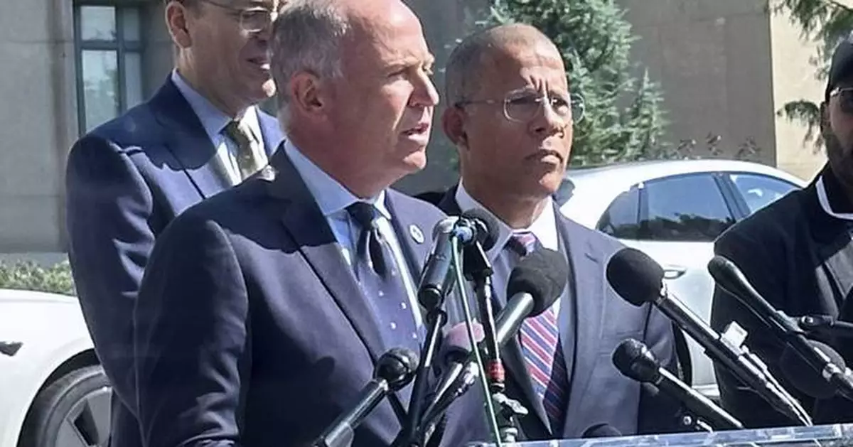 Trump administration agrees to keep DC police chief in place, but with immigration enforcement order