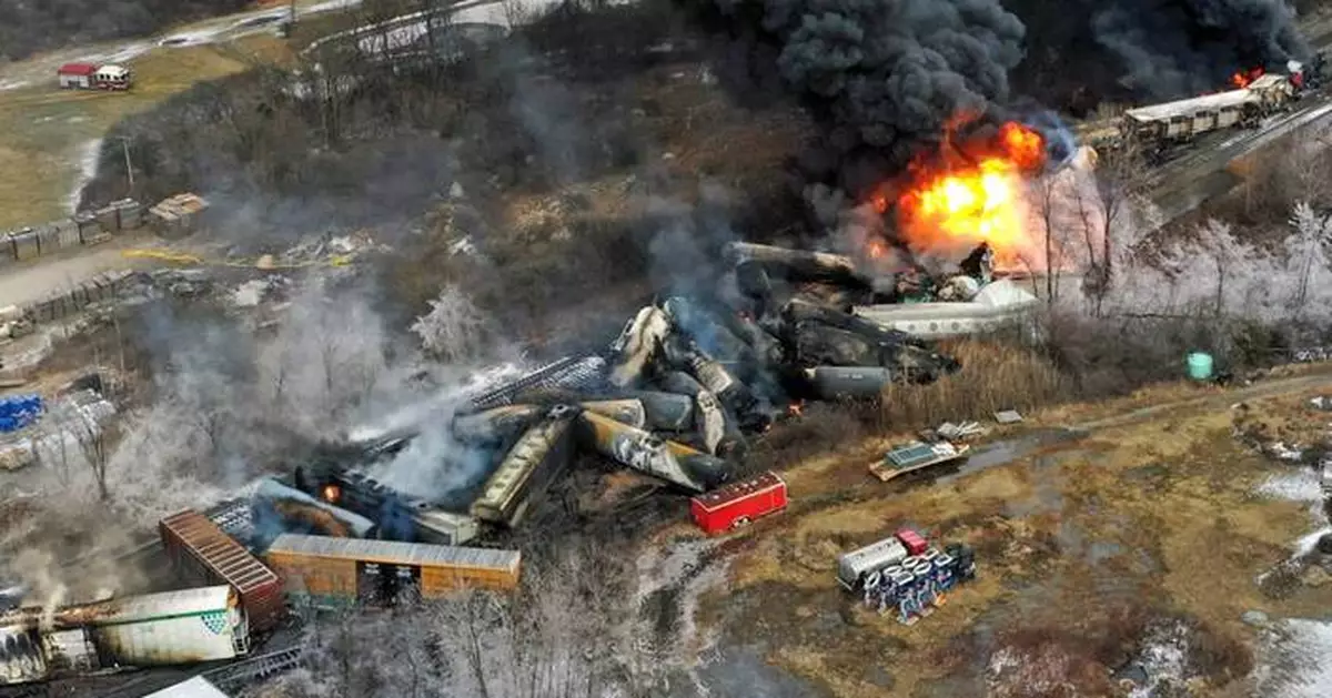 Apply safety rules to more trains carrying flammable cargo, lawmakers urge