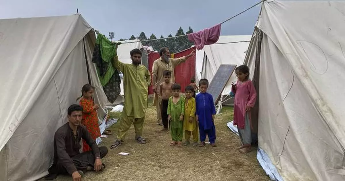 Militant attacks on Pakistani police kill 5 as government hunt for insurgents displaces thousands