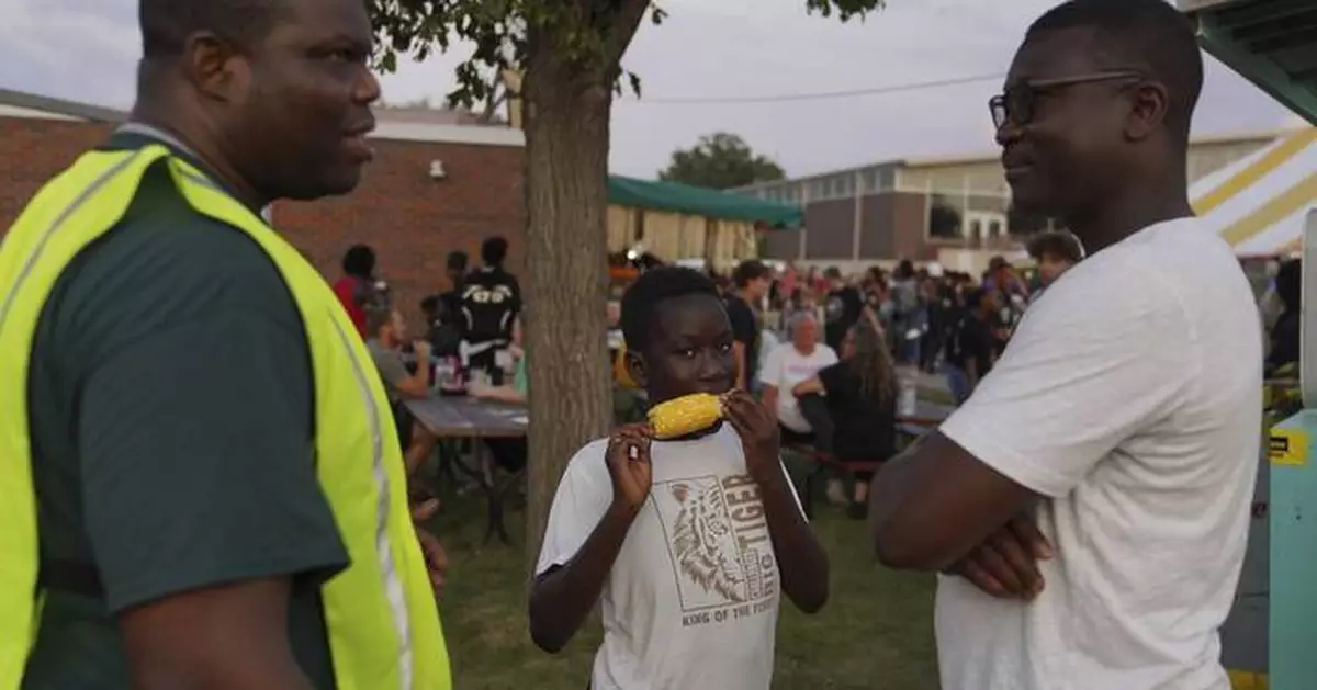 Migrants to Iowa strike different portraits where 'American Gothic' was created